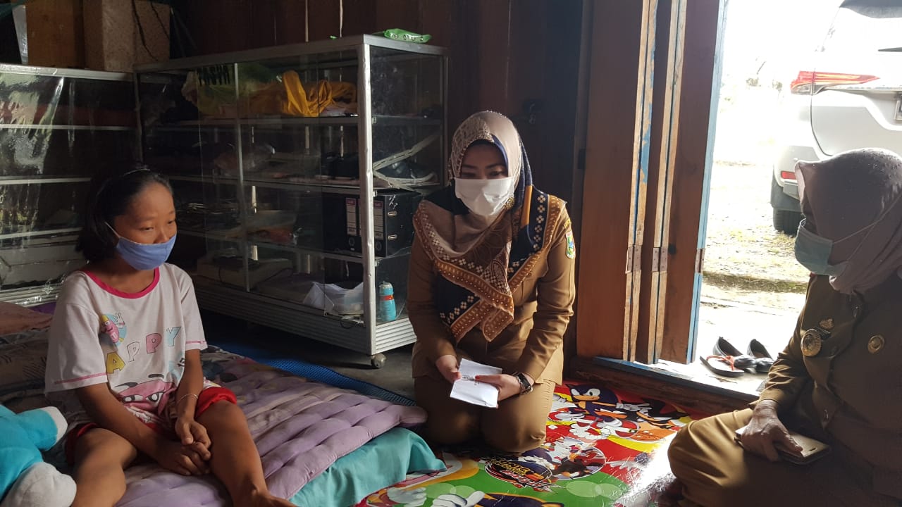 Bupati tanggamus Kunjungi Ibu fatimah Penderita Kanker Tulang di Wonosobo