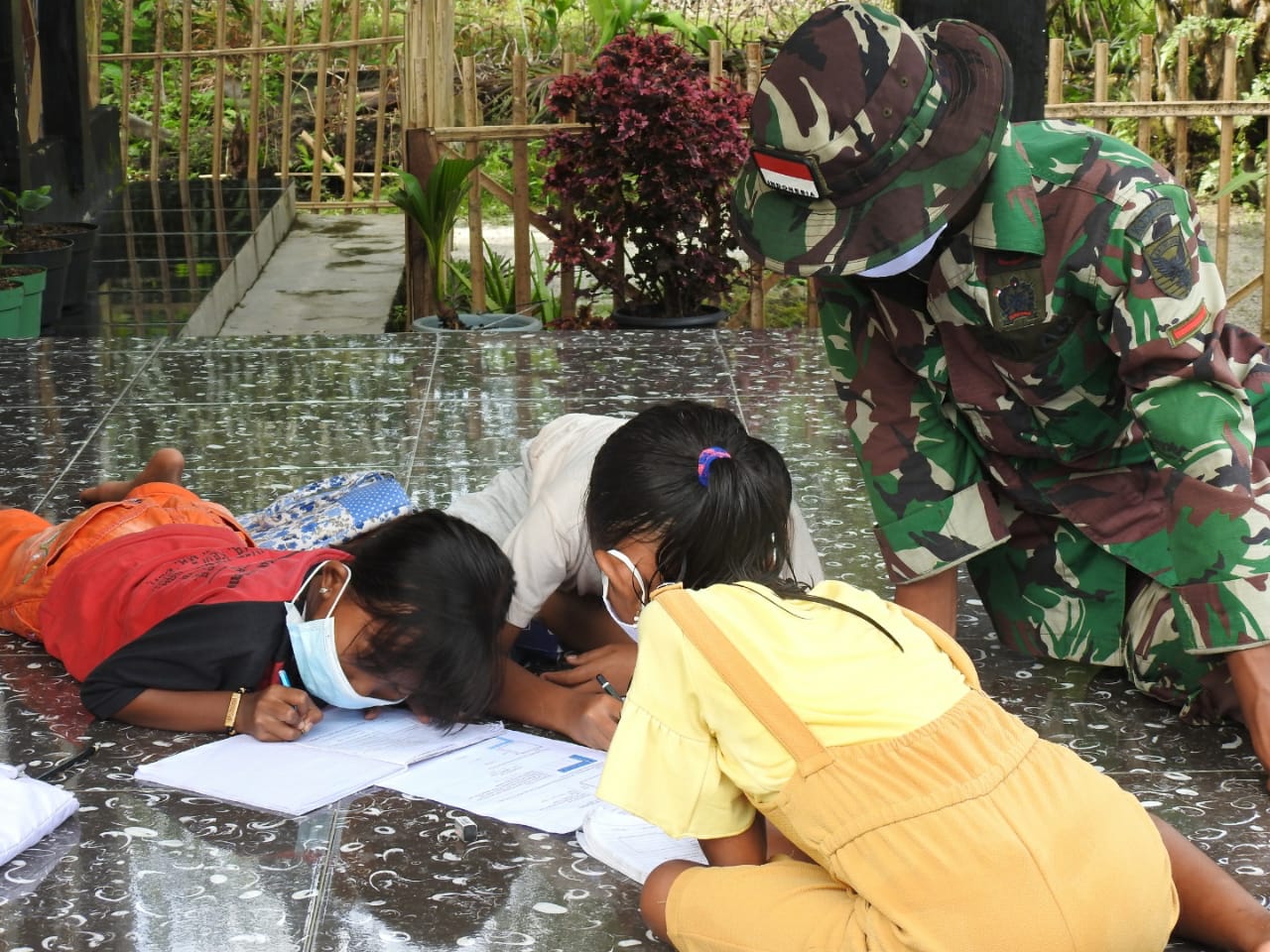 Anggota Satgas TMMD 110 Bantu Belajar Daring Anak-anak Sukorahayu