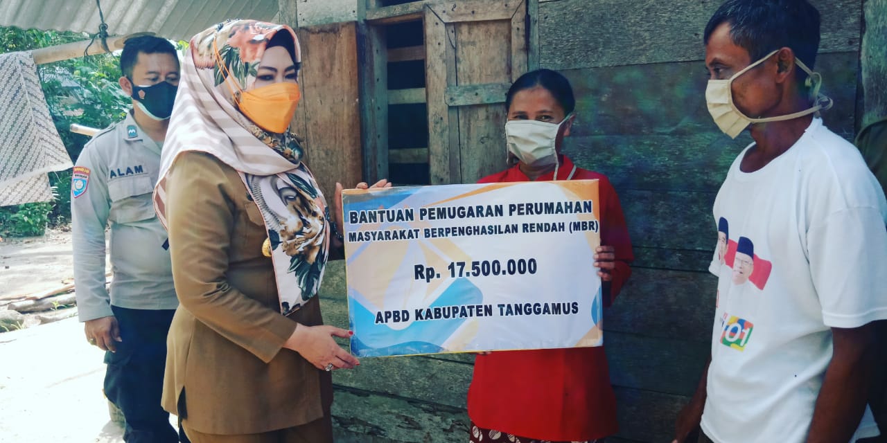 Bupati Tanggamus Hj. Dewi Handajani, SE.MM.,Berikan Bantuan Bedah Rumah dan Meninjau Pengolahan Ikan Asin