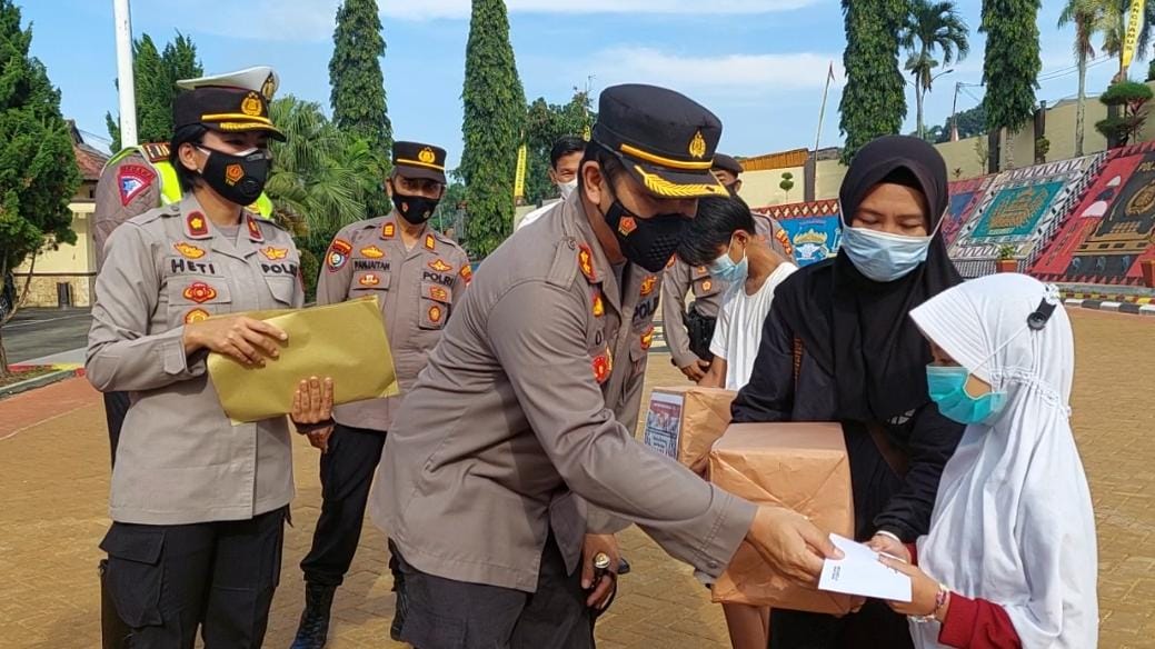 Jelang Hari Bhayangkara ke 75, Polres Tanggamus Bagikan 500 Paket Bahan Pokok dan 1000 Masker