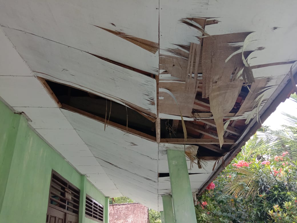 Gedung SMP negeri 03 Kasui Dibiarkan Rusak Tak Terawat, Bau Kotoran burung Bertebaran