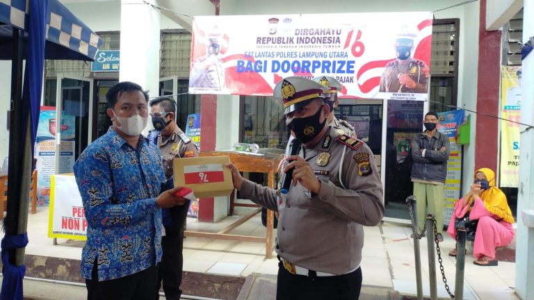 Peringati HUT RI ke 76 Sat Lantas Polres Lampura bagikan Doorprize kepada warga taat pajak