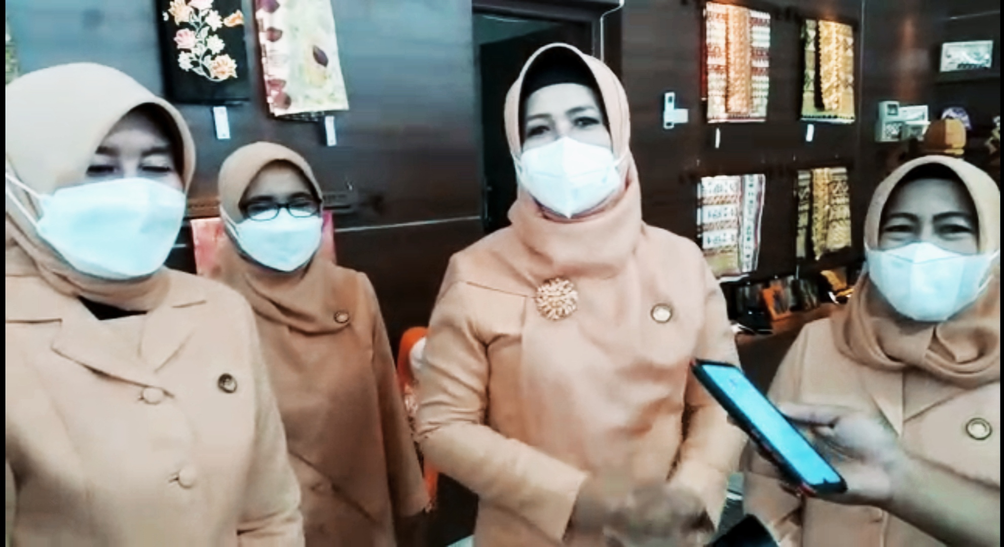 Ketua Darma Wanita Provinsi Mami Yani Fahrijal Mengunjungi Sentral Kerajinan (Sekam) Kota Metro