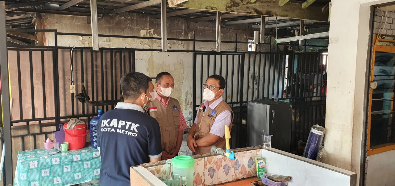 Walikota Metro Wahdi Siradjuddin Memberikan Bantuan kepada Warga yang Rumah nya kebakaran