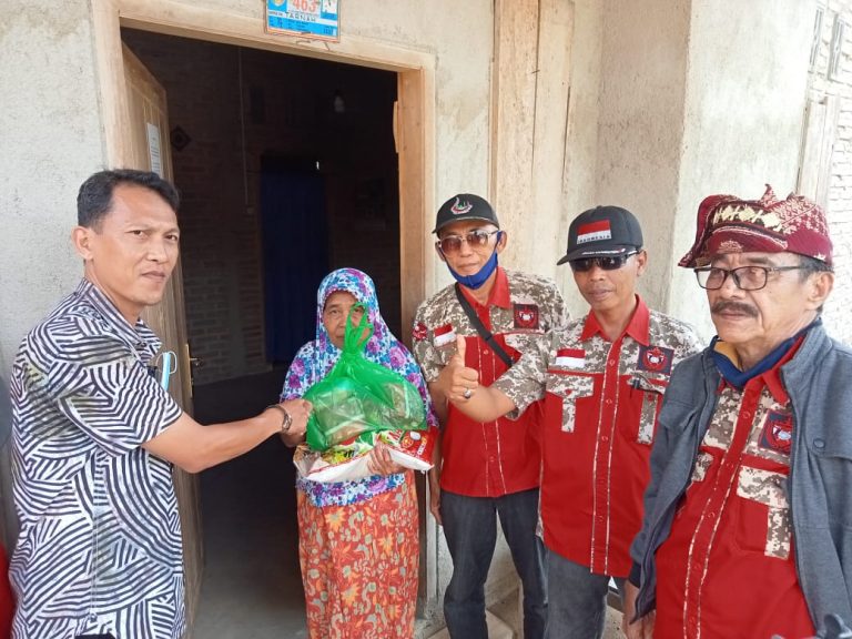 Jum'at Berkah" Ketua DPD GML Tanggamus, Bagikan Langsung Bantuan Sembako