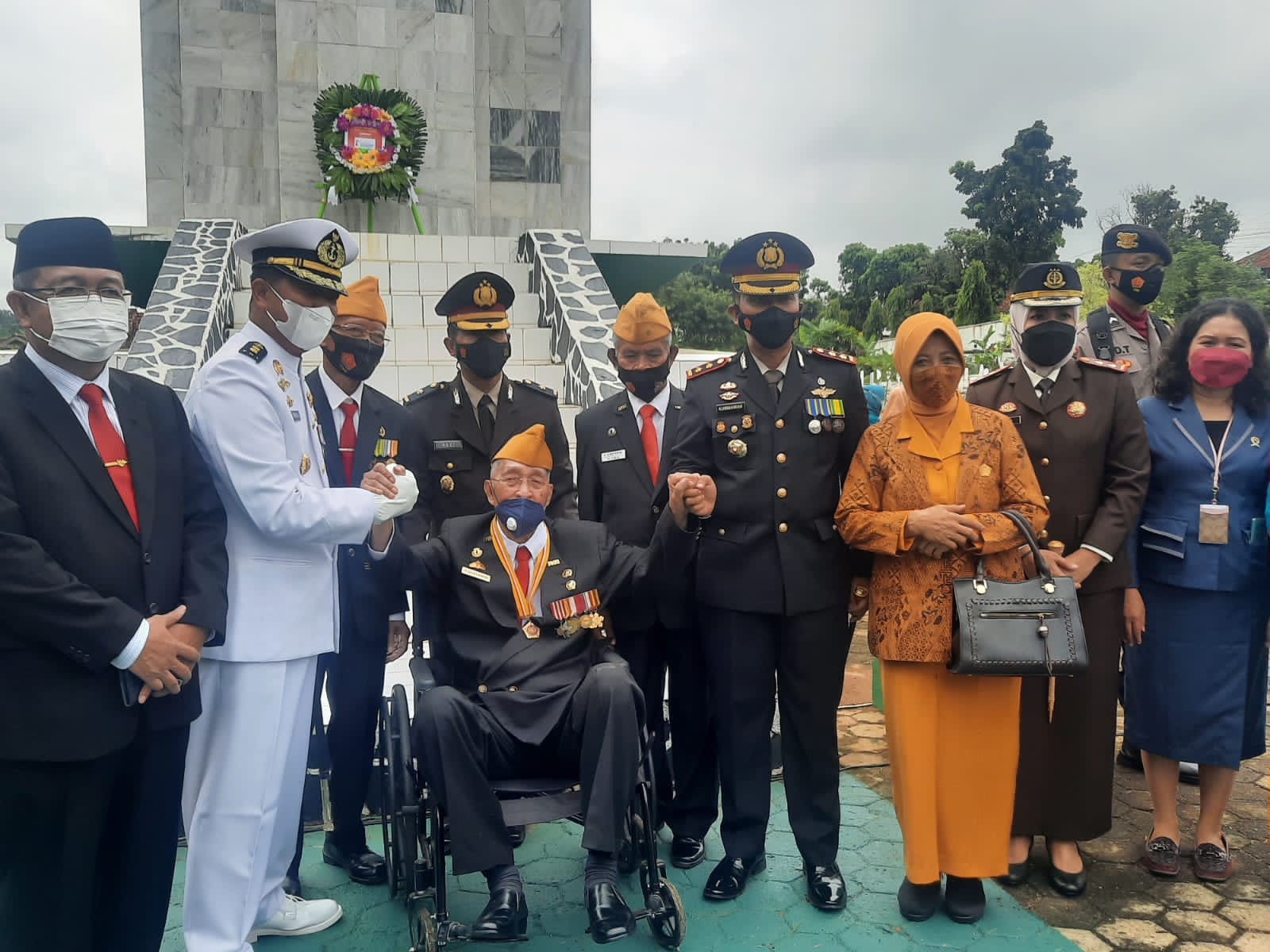 Hari Pahlawan Polres Lampung Utara bersama TNI tabur bunga Taman Makam Pahlawan