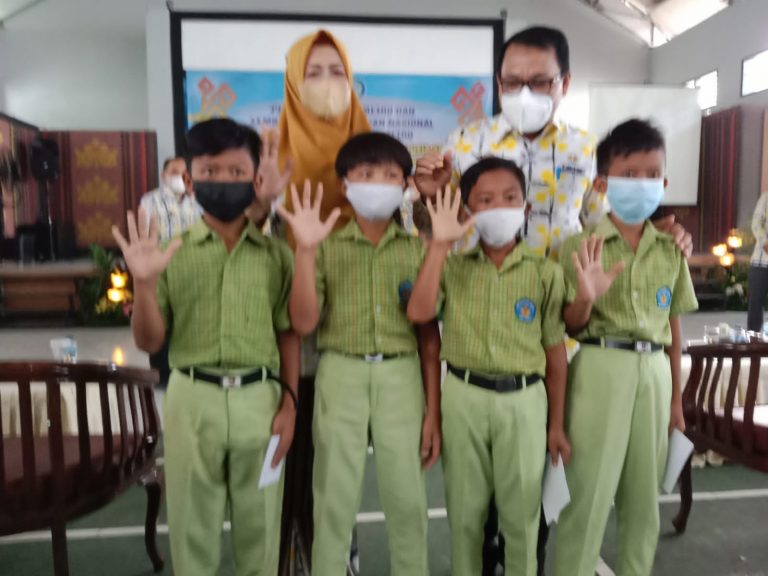 Penyarahan Dana Bantuan Untuk Anak Usia Sekolah Kurang Mampu (AUS-KM)