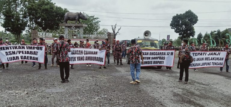 LMP Lamtim Gruduk Kantor Bupati,Ini Tuntutan Ke Bupati dan Sekda