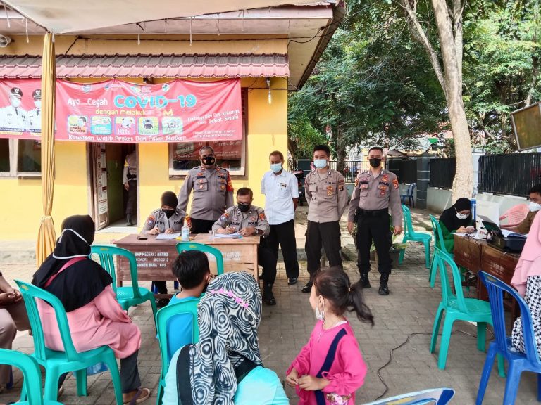 Kapolsek Metro Selatan Meninjau Pelaksanaan Vaksinasi yang berlangsung di Pasar Margorejo