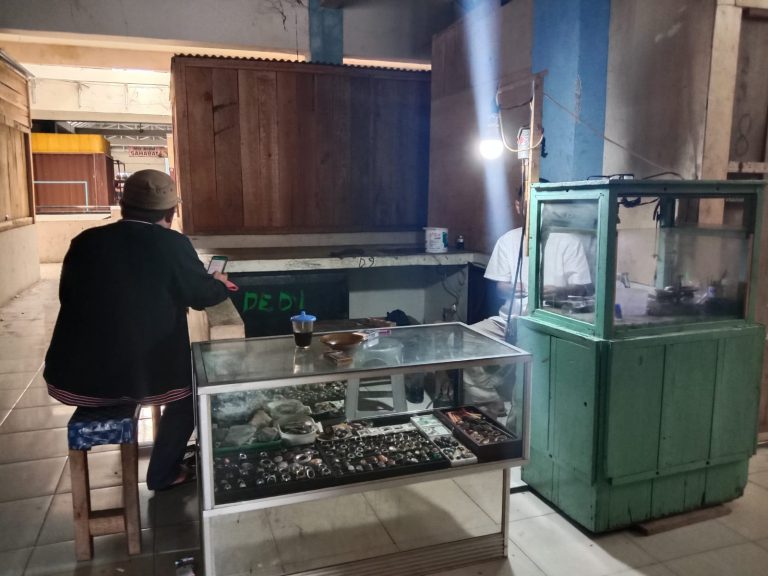 Pengrajin Perak masih bertahan di Lantai Dua Cendrawasih di Massa Pandemi covid 19