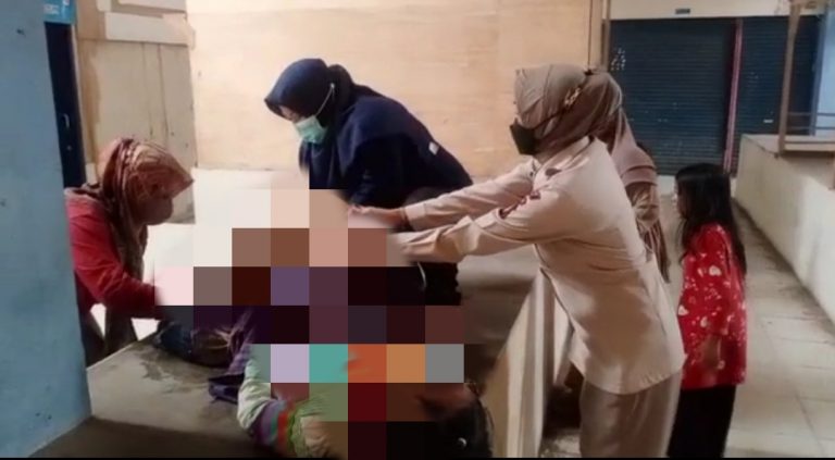 Viral, Aksi Heroik Tim Medis Kesehatan Bantu Wanita melahirkan di Pasar Cendrawasih