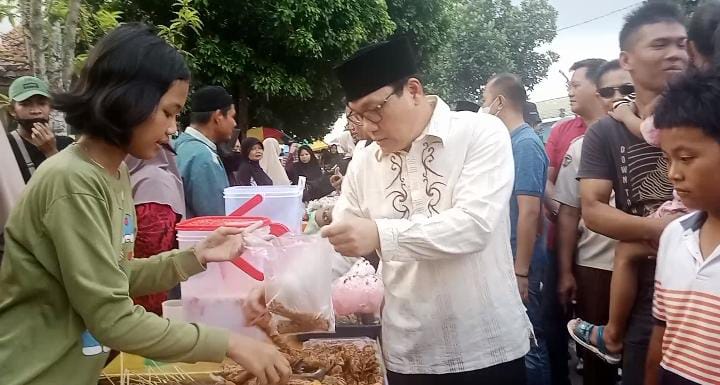 Walikota Metro, Wahdi Siradjuddin membagi-bagikan ratusan bungkus takjil secara gratis